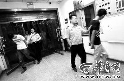 三人搶劫孕婦后，被警方和群眾合力抓獲 王警/攝