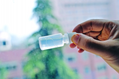 女童眼里取出的線蟲。吳葉青 攝