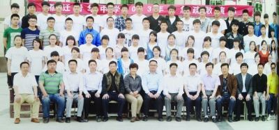 個(gè)不同班級(jí)的畢業(yè)照，前排除了最左邊一位老師外，完全一致。