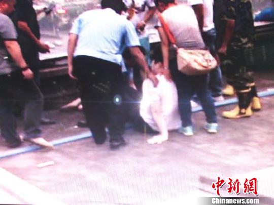 宗德宇緩緩靠近跳樓女子。　孫程　攝