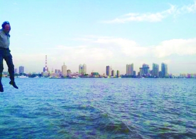 前晚，一名男子從輪渡上縱身墜入江中。@風(fēng)箏鍋發(fā)布