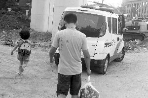 昨天，小豆被民警帶走，轉(zhuǎn)移到別處居住現(xiàn)代快報記者辛一攝