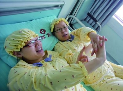 生完寶寶后姐妹倆在床上聊天。