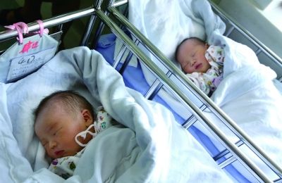 同一天出生的兩個(gè)寶寶，長(zhǎng)的也很像。（左為男弟弟，右為女姐姐）