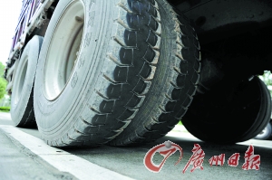 涉嫌碾過尸體的大貨車。