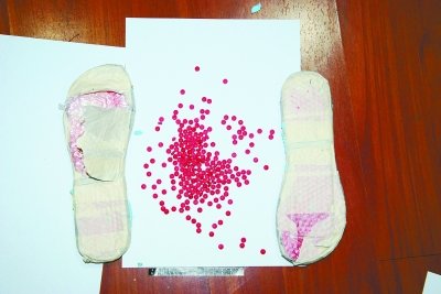 女子“人字拖”藏4000粒毒品 走路姿勢奇怪露餡 女子“人字拖”藏4000粒毒品 走路姿勢奇怪露餡