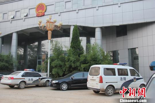 泊頭市人民法院院內(nèi)仍停有無牌制式警車，涉事人員與記者沖突地點僅距法院不足50米。穆玉良 攝