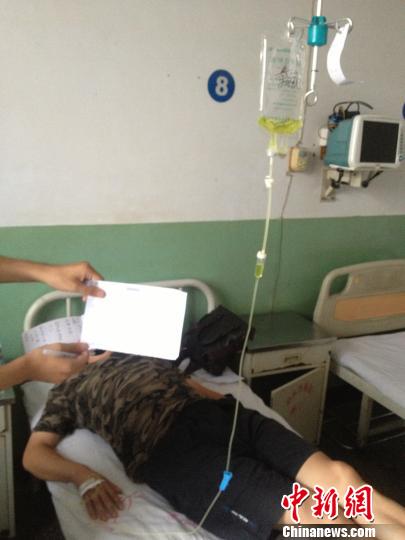 　被毆打記者正在當(dāng)?shù)蒯t(yī)院接受治療，診斷顯示為腹股溝軟組織挫傷。穆玉良 攝