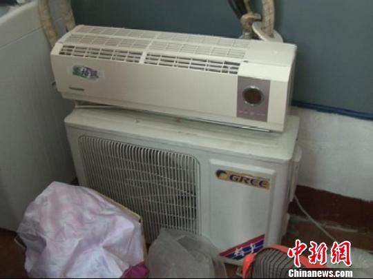 民警從嫌疑人家中搜到空調(diào)等生活用品。 拾冠之 攝