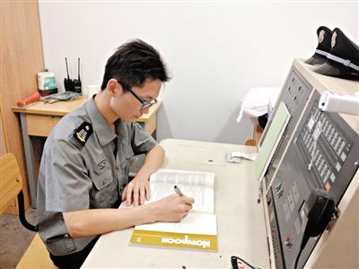 張團政在工作間隙復(fù)習(xí)準備司考。新京報記者 李雪瑩 攝