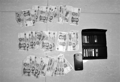 警方從搶劫嫌疑人處起獲的贓款和發(fā)令槍、子彈。警方供圖
