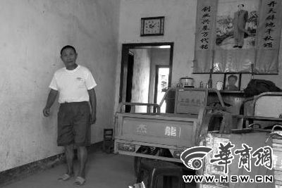 8月16日，在家中接受監(jiān)外執(zhí)行4年刑期的汪衛(wèi)國（化名）剛剛送走家訪的法官。