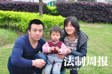 重獲自由后，張艷勝一家三口在一起