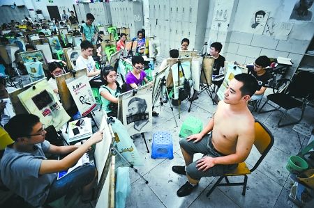 韓信正給一培訓班的孩子們當模特 韓信正給一培訓班的孩子們當模特