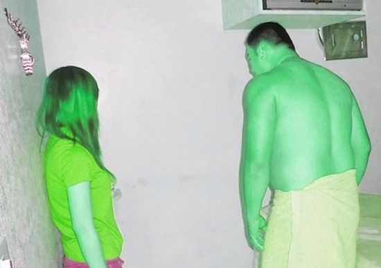 高雄黃姓男子(右)懷疑女友在“喇叭店”兼差，前往調(diào)查順便消費(fèi)時(shí)被警方逮個(gè)正著。(圖／東森新聞)