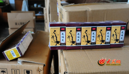 圖為民警現(xiàn)場(chǎng)被查獲的部分假藥。