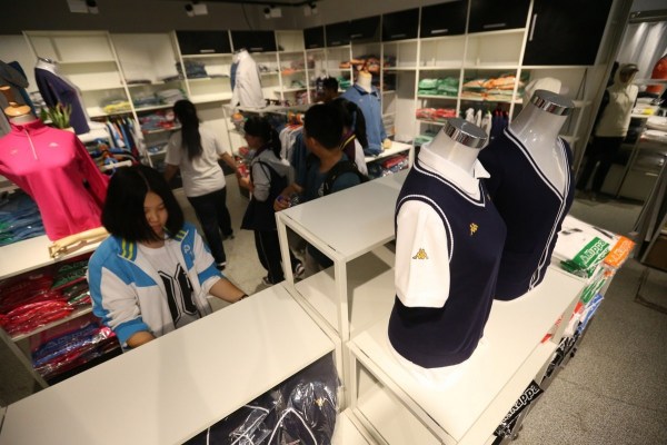 　9月12日，北京，十一學(xué)校在推出三大類、超過(guò)40款“最潮”校服，吸引學(xué)生搶購(gòu)。