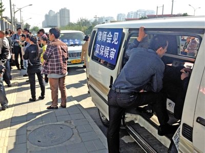 昨日，朝陽(yáng)區(qū)看守所門(mén)前有人排隊(duì)。大門(mén)外還停有多輛寫(xiě)有“律師會(huì)見(jiàn)”字樣的車(chē)。