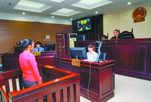    9月29日，萬州區(qū)人民法院，被告王桂娟（化名）在庭審現(xiàn)場。 重慶晨報記者 胡杰 實習生 黃敬坤 攝