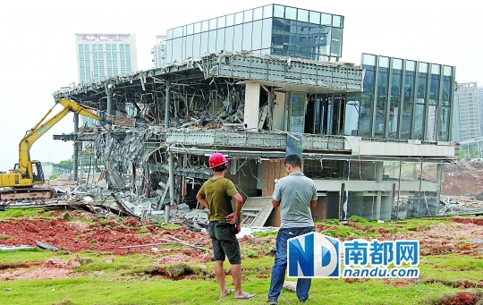 傾塌的售樓中心昨日拆除。南都記者 徐文閣 攝