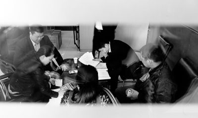 今天上午，喜隆多接待處內(nèi)，市場管理方與商戶核對租金和抵押金數(shù)目