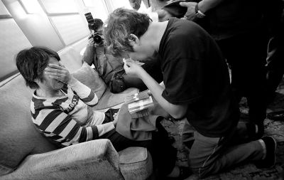 李春平跪在劉洪魁母親跟前送上捐款。談及烈士，兩人相對而泣