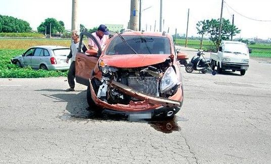 車禍現(xiàn)場(圖自臺媒/廖淑玲攝) 車禍現(xiàn)場(圖自臺媒/廖淑玲攝)