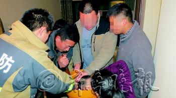 2歲孩童將塑料座便器套頭不慎卡住脖子(圖) 2歲孩童將塑料座便器套頭不慎卡住脖子(圖)