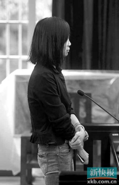 昨日，何敏在庭上抿著嘴不停抹眼淚。新快報記者孫毅/攝