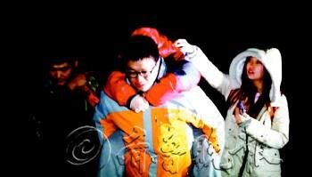 　途中女隊(duì)友小妮突發(fā)高燒，男隊(duì)員輪流背了她三個(gè)小時(shí)，直到網(wǎng)友開車來接