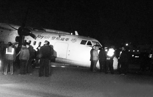 昨日20時，機場工作人員正在清除跑道上的積雪