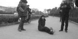 鄭大姐坐在地上，警方趕到進(jìn)行施救。（視頻截圖由警方提供）