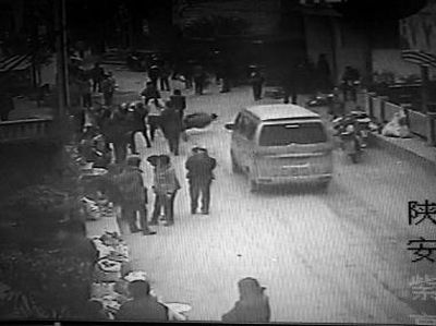 監(jiān)控錄像顯示，劉某側(cè)身行走時(shí)不慎跌倒，王某途經(jīng)此處時(shí)將其扶起（圖中畫圈處） 通訊員 何春地 攝