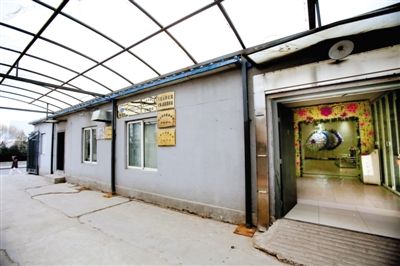 2月25日，北京石景山醫(yī)院，太平間旁的一間辦公室外掛有“八寶山殯儀館石景山醫(yī)院服務站”的牌子。本版攝影/新京報記者 王叔坤