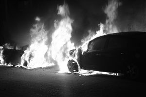 大火吞噬了路邊的車(chē) 通訊員供圖 大火吞噬了路邊的車(chē) 通訊員供圖