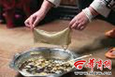 　　昨日，店方讓顧客觀看該火鍋制作時(shí)的監(jiān)控錄像本組圖片由本報(bào)記者黃利健攝