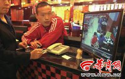 昨日，李女士展示從火鍋店抱回的火鍋，內(nèi)有濕巾