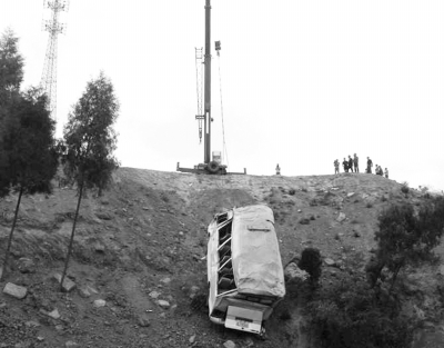 四川19名學(xué)生當(dāng)群眾演員拍戲 歸途中乘車墜坡 四川19名學(xué)生當(dāng)群眾演員拍戲 歸途中乘車墜坡