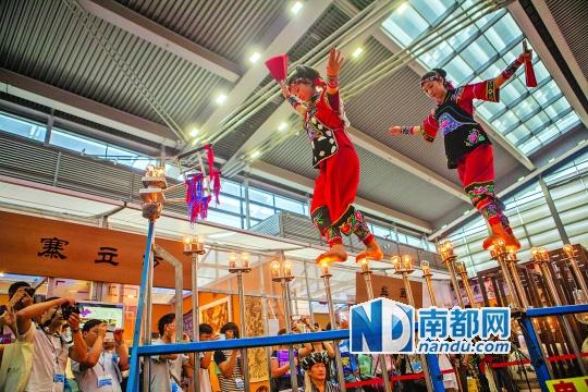 2號展館，苗族姑娘表演踩燈泡絕技《電光玫瑰》，赤腳踩上40瓦的燈泡并做出高難度動作。 南都記者 霍健斌 攝