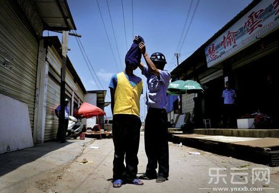 一名團伙成員被帶到公家村指認現(xiàn)場 一名團伙成員被帶到公家村指認現(xiàn)場