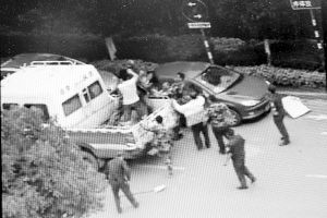 沖突現(xiàn)場(chǎng),協(xié)管員揮拳打向女商販 視頻截圖 沖突現(xiàn)場(chǎng),協(xié)管員揮拳打向女商販 視頻截圖