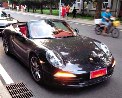 近日，一組“北體大畢業(yè)典禮豪車云集堪比車展”組圖在網(wǎng)絡(luò)爆紅。網(wǎng)絡(luò)截圖