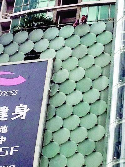環(huán)亞廣場5樓露臺上，有一男子揚言跳樓。