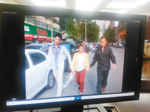 　　便衣民警將一名“站街女”帶回調查。