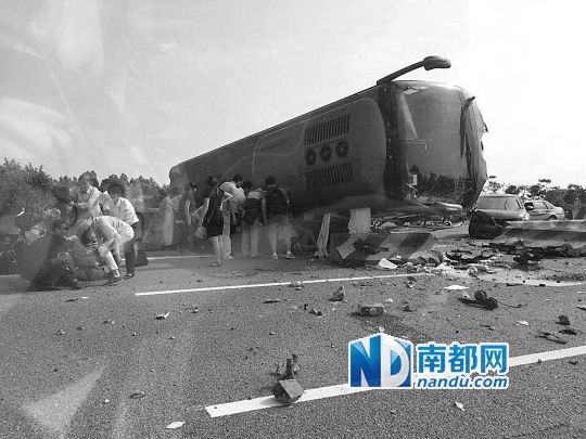 現(xiàn)場(chǎng)大客車側(cè)翻，玻璃碎落一地，車身卡在路邊水泥護(hù)欄上。 目擊者供圖