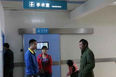 宇宇的父母和爺爺一直守候在手術(shù)室外。
