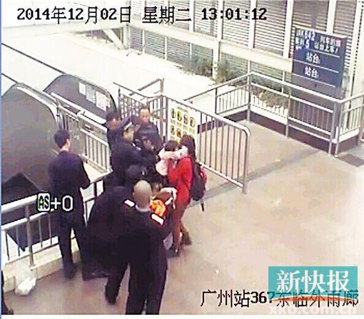 民警果斷將孩子救下,并控制跳樓男子。 通訊員圖(視頻截圖)