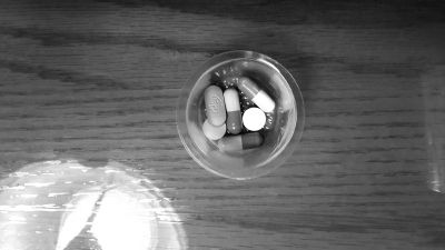 陸勇每日需服用的藥物，圈中為印度仿制抗癌藥。陸勇供圖