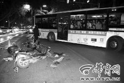 西安街頭一輛小轎車連撞十余機(jī)動(dòng)車 致1死多傷