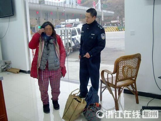 1月30日，衢州高速交警發(fā)現(xiàn)了徒步走在高速楓嶺關(guān)卡口的汪女士
